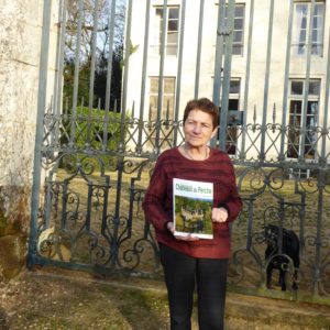 Elisabeth Gautier-Desvaux, présentant le hors-série Châteaux du Perche