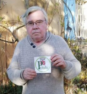 Alain Morin, présentant le nouvel autocollant