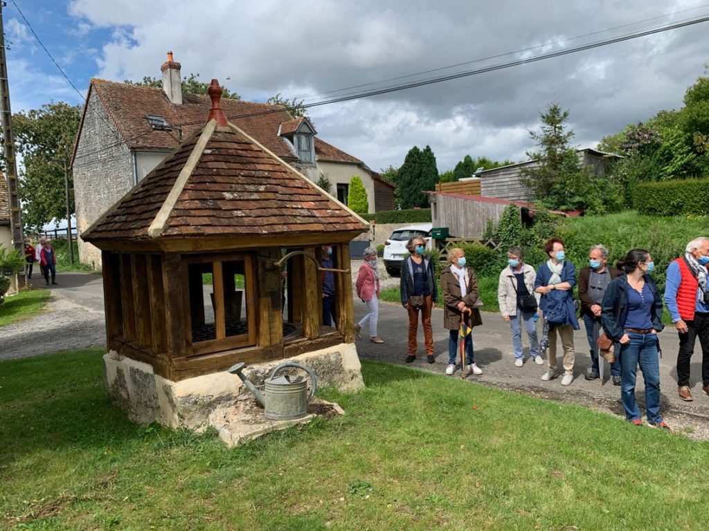 visite de bourg de Réveillon, découverte du 1er puits restauré par Réveillon-Patrimoine (crédit : Michel Ganivet)
