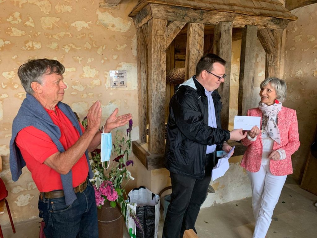visite de bourg de Réveillon (7 août 2021), Remise du 2nd chèque du 1er prix des APO 2019 pour la restauration des puits par Réveillon-Patrimoine (crédit : Michel Ganivet)