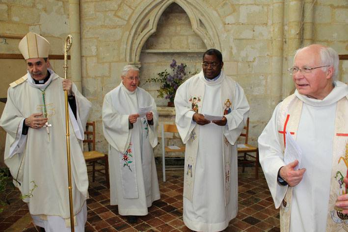 Mai 2015, avec le Père Jacques Roger, le père François Ntumba, le Père Robert Ruffray accueillait Mgr Habert à l'église prieurale de Sainte-Gauburge pour la traditionnelle messe annuelle des Amis du Perche. (de droite à gauche)