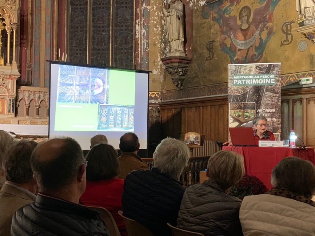 Elisabeth Gautier-Desvaux donnant la conférence sur "Le Perche de la Renaissance", à Mortagne, le samedi 29 octobre 2022