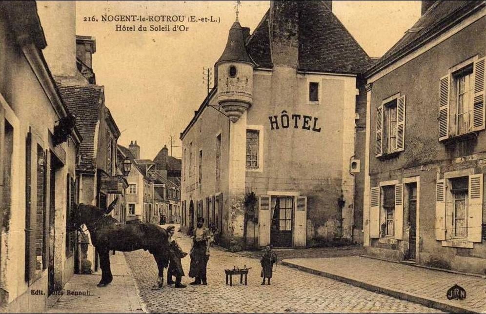 A Nogent-le-Rotrou, cheval et le maréchal-ferrant (carte postale ancienne)