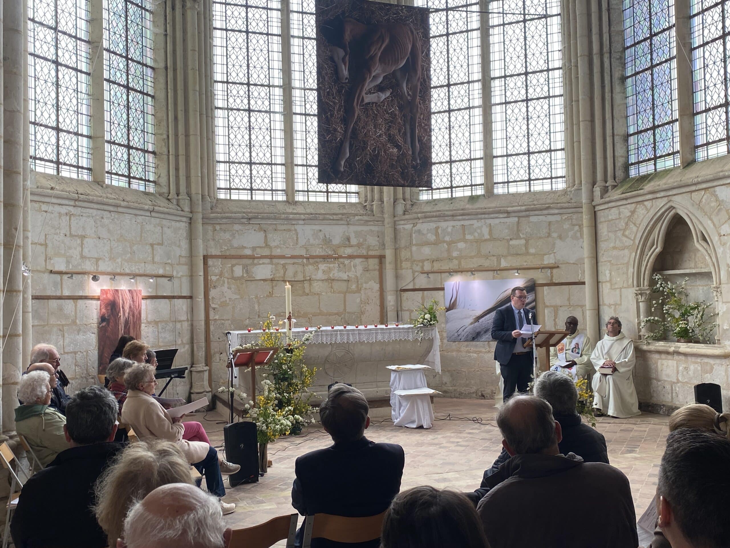 Messe des Amis du Perche, au prieuré de Sainte-Gauburge, présidée par le père Roland Kounoutchi, le dimanche 14 mai 2023.
