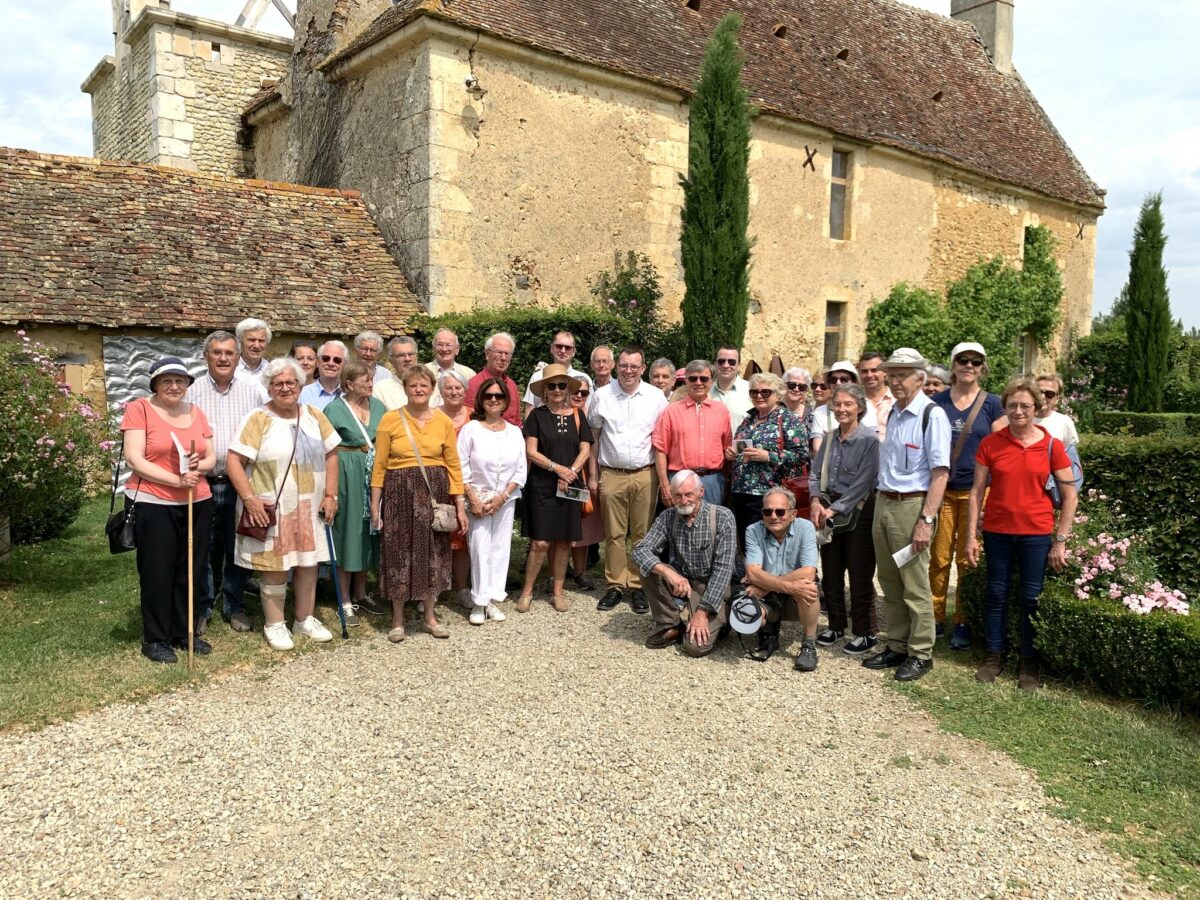 Les Amis du Perche de l'Orne devant le manoir de la Pillardière, lors de leur visite des jardins du Montperthuis (à CHemilly), le 17 juin 2023.