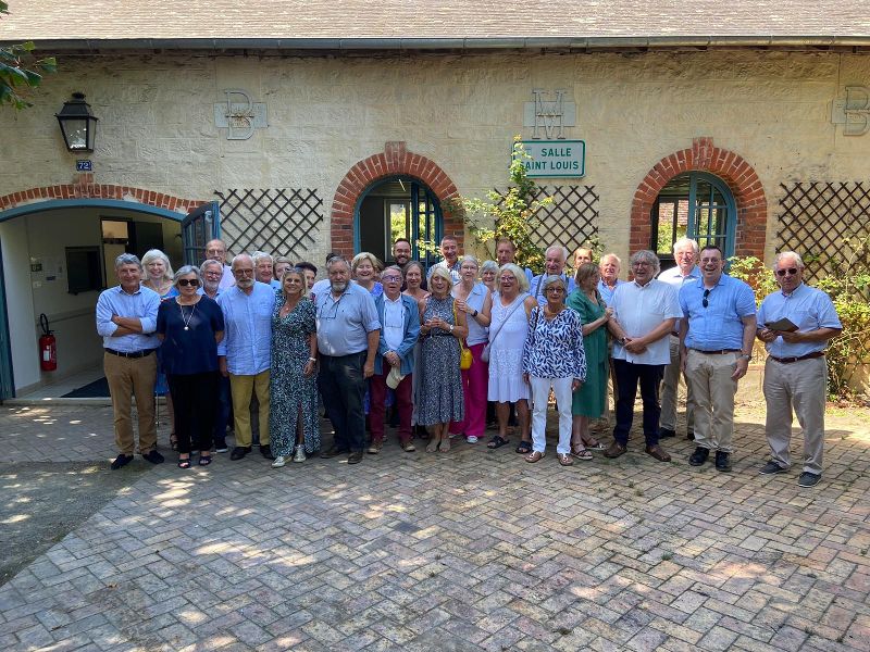 Photo de groupe des Amis du Perche du Loir-et-Cher et de la Sarthe, en AG à Mamers (9 septembre 2023)