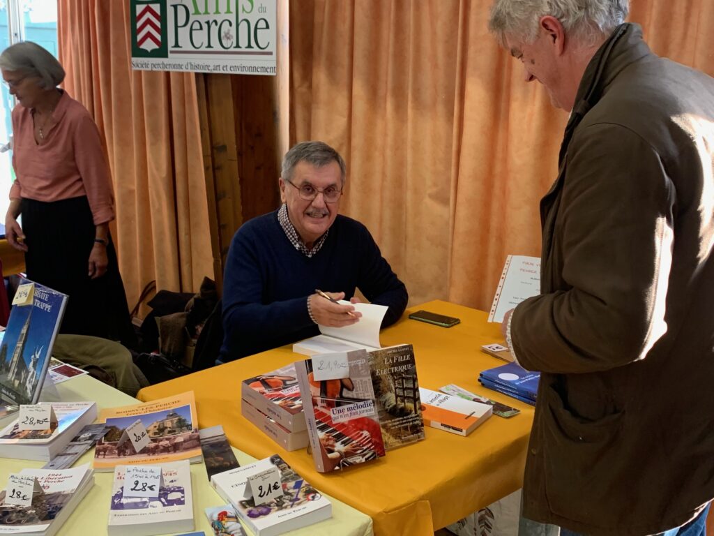 Michel Ganivet dédicaçant au salon du livre du Perche (Soligny-la-Trappe, 2 décembre 2023) (Photo : Jean-François SUZANNE)