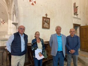 M. Chevalier, Claude de Salvert et MM. Galland et Boulard devant l'une des stations du chemins de croix de l'église d'Avezé à restaurer (vendredi 30 août 2024, Avezé)