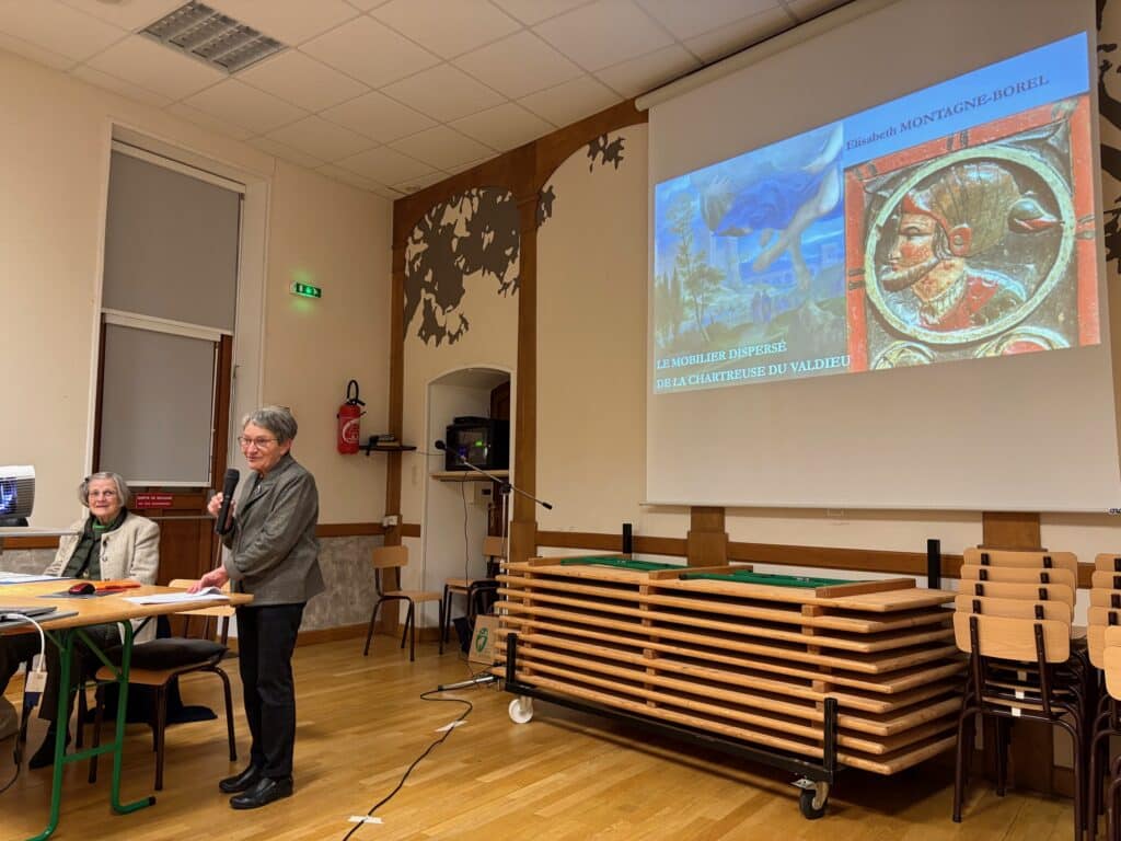 Elisabeth Gautier-Desvaux introduisant la conférence d'Elisabeth Montagne-Borel (St-Mard-de-Réno, 23 novembre 2024)