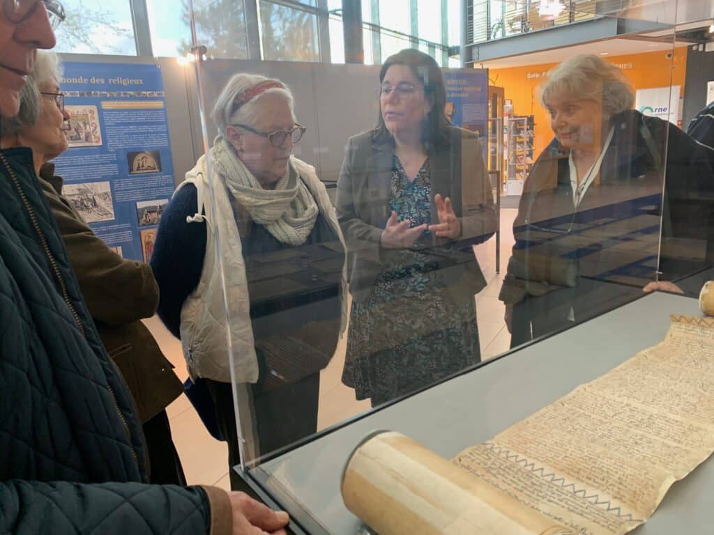 Séverine Niveau, adjointe du Directeur des Archives départementales, présentent l'exposition Rotulus aux Amis du Perche de l'Orne, aux Archives de l'Orne (10 avril 2024)