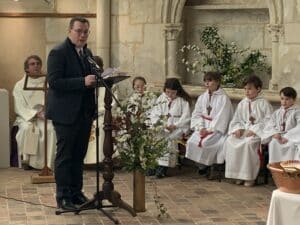 Accueil de Jean-François SUZANNE, lors de la messe annuelle au prieuré de Sainte-Gauburge, 5 mai 2024 (cliché : Michel Ganivet)