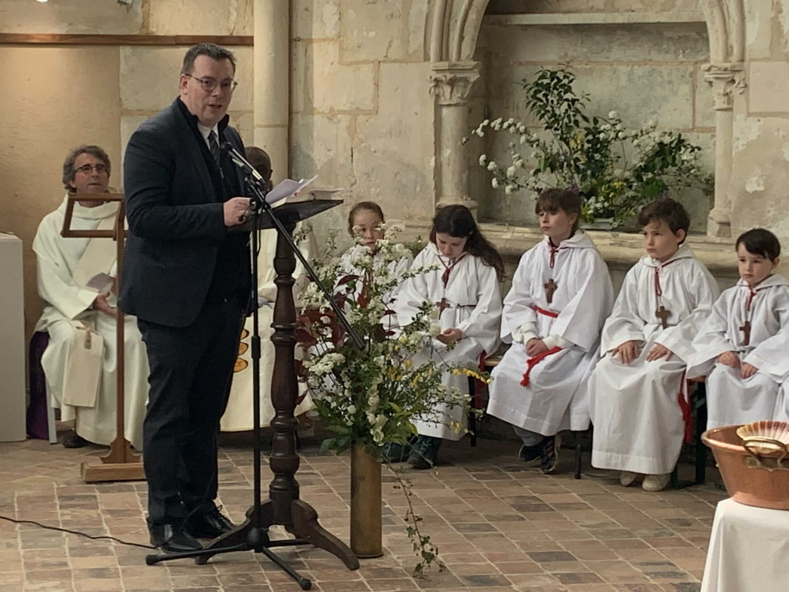 Accueil de Jean-François SUZANNE, lors de la messe annuelle au prieuré de Sainte-Gauburge, 5 mai 2024 (cliché : Michel Ganivet)