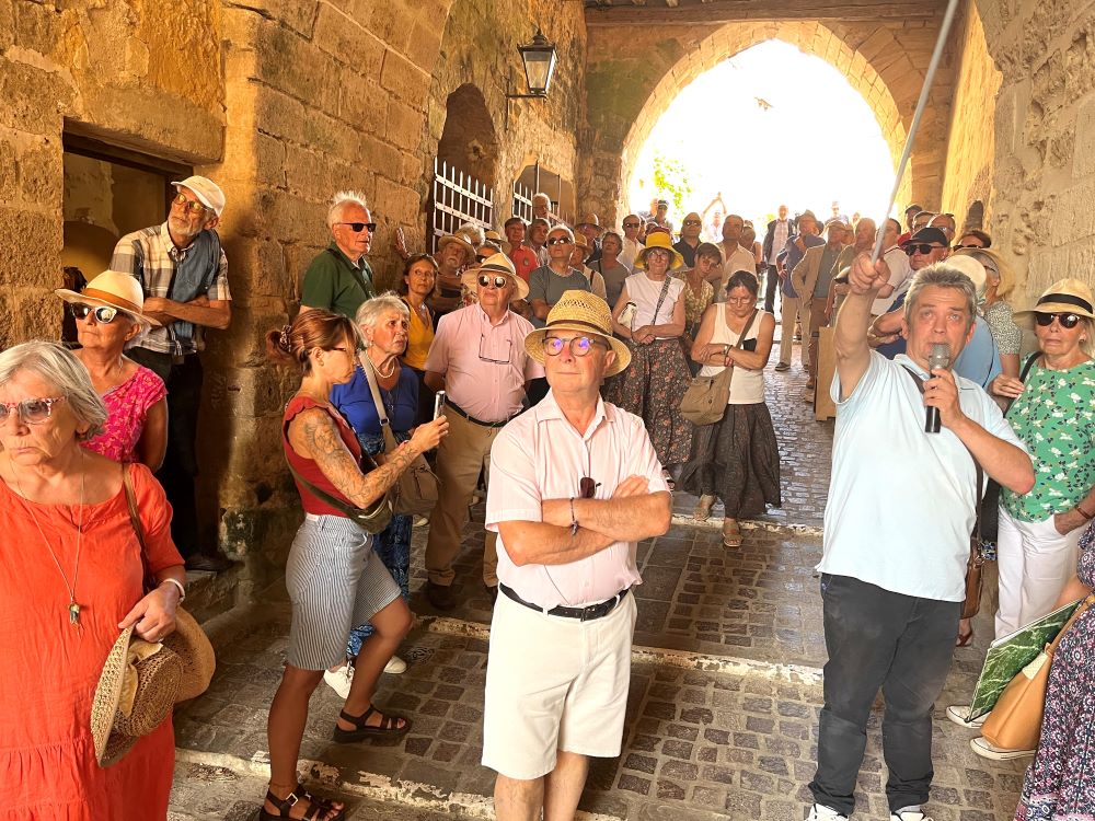 Visite de bourg des Amis du Perche de l'Orne à Bellême, par Fabrice Morand et Eric Yvard (9 août 2025, cliché : Michel Ganivet)