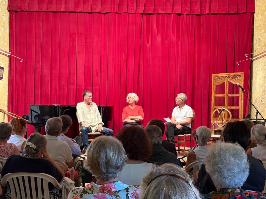 Philippe Krhajac, Béatrice Limon et Emmanuel Berck, lors de la présentation des "Belles lettres du Perche" (9 juillet 2025, Jardin François, Perche-en-Nocé) (crédit : Jean-François SUZANNE)
