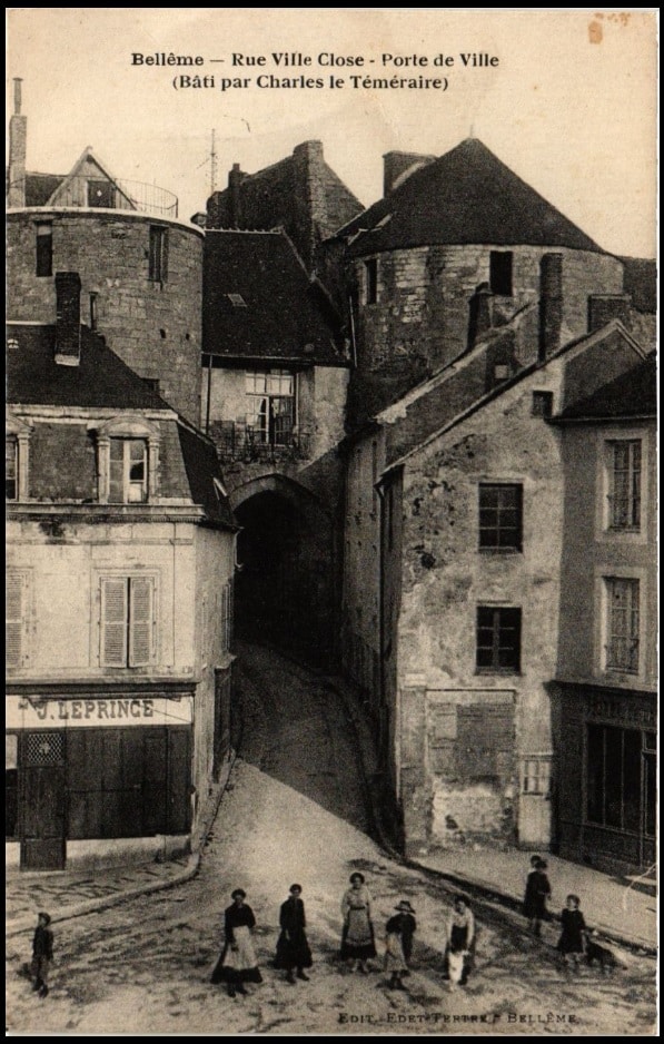 Bellême, Rue ville Close - porte de ville (Crédit : Carte postale ancienne)