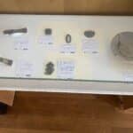 des pièces préhistoriques et mérovingiennes locales